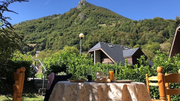 A table set outdoors with a mountain view, surrounded by greenery and a clear sky. - Chalet for 6 people in Cauterets with free parking space (Cauterets)