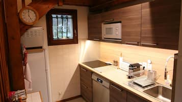 Geladeira, micro-ondas, fogĂŁo, cooktop