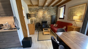 A compact living space with a kitchen, dining area, and seating area. - Chalet for 6 people in Cauterets with free parking space (Cauterets)