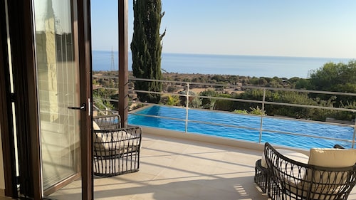 Villa Aphrodite Hills with Infinity Pool, Sea Views, Golf and Tennis