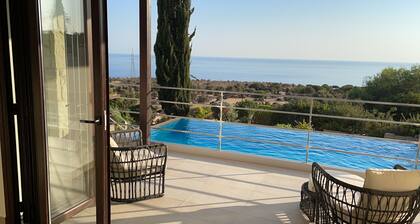 Villa Aphrodite Hills with Infinity Pool, Sea Views, Golf and Tennis