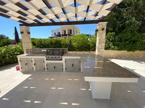 Terrace/patio - Villa Aphrodite Hills with Infinity Pool, Sea Views, Golf and Tennis (Kouklia)