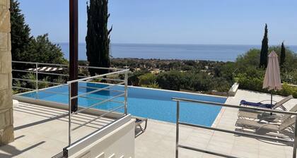 Villa Aphrodite Hills with Infinity Pool, Sea Views, Golf and Tennis