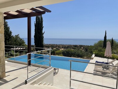 Villa Aphrodite Hills with Infinity Pool, Sea Views, Golf and Tennis