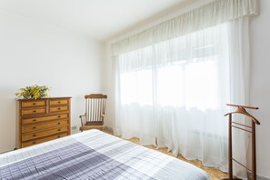 1 chambre, bureau, fer et planche à repasser, lit parapluie