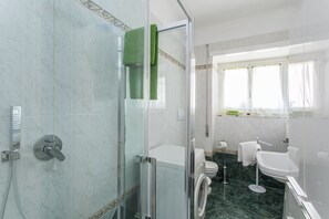 Douche, sèche-cheveux, bidet, serviettes fournies
