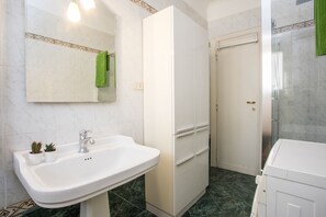تجهيزات دش، مجففات شعر، مراحيض شطف، مناشف