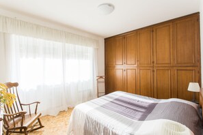 1 chambre, bureau, fer et planche à repasser, lit parapluie
