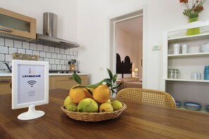 Réfrigérateur, four, batterie de cuisine, vaisselle et ustensiles