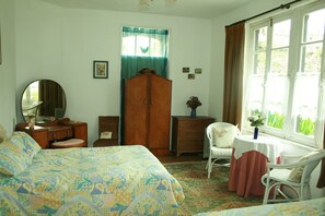 3 quartos, ferros/tábuas de passar roupa, berço de viagem