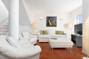 TV, fireplace - NEW for 2026  Renovated Galé Beach Villa  Pool  Walk to the beach (Vale Rebelho)