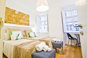 2 bedrooms, iron/ironing board, WiFi, bed sheets - Between the Carmo and the Trinity (Lisboa)