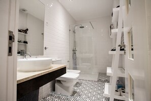 Shower, hair dryer, bidet, towels