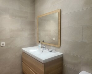 Combined shower/bathtub, hair dryer, towels, toilet paper