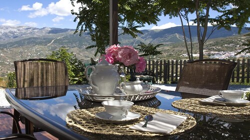 Maison rurale avec piscine privée, barbecue, WIFI et belle vue sur les montagnes