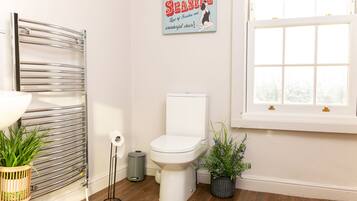 Bañera, secador de pelo, toallas, jabón