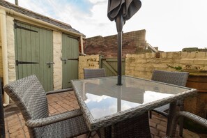 Outdoor dining - Cottage With Sea Views (Scarborough)