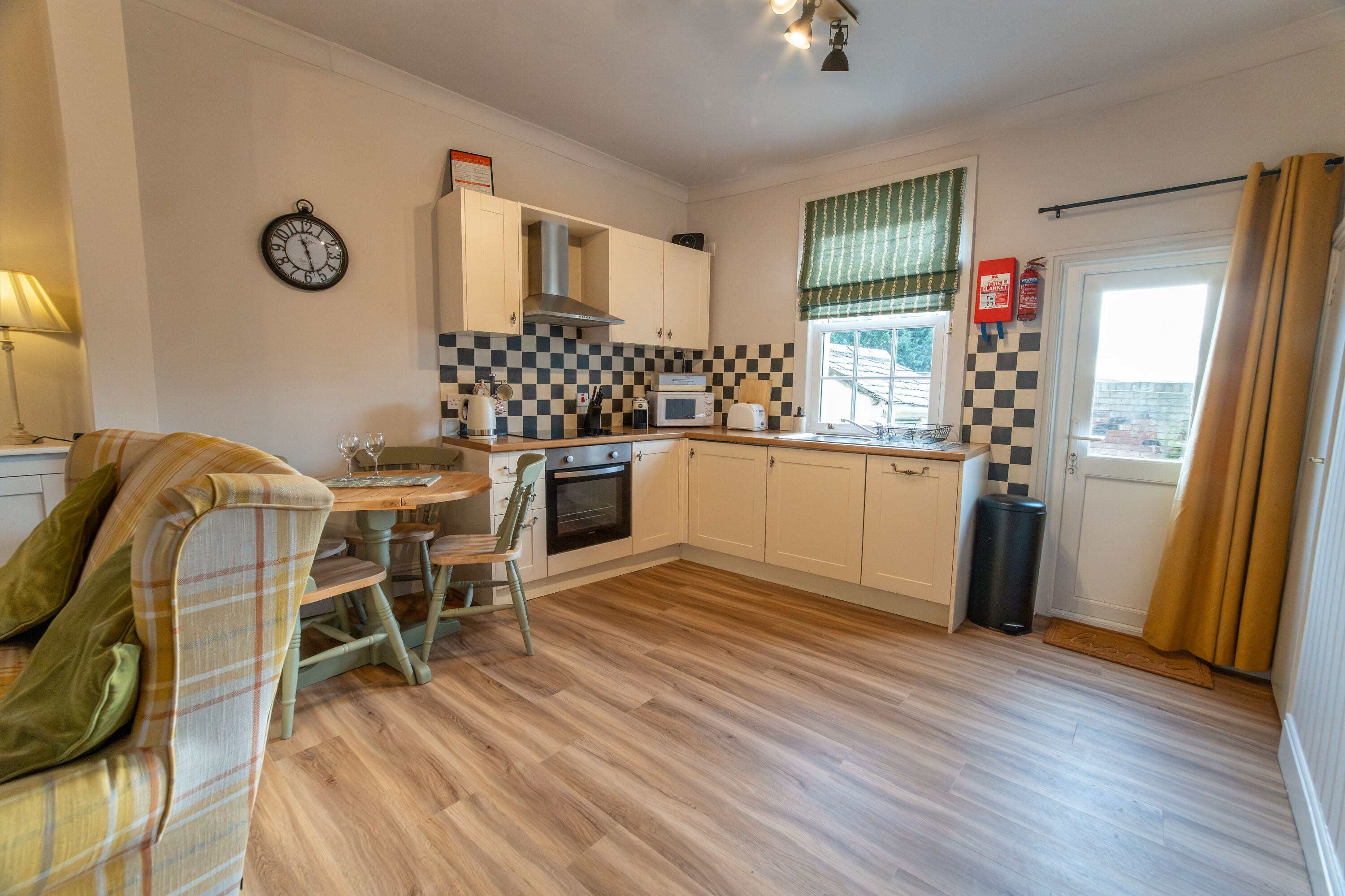 Jääkaappi, mikroaaltouuni, uuni, liesi