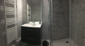 Dusche, Haartrockner, Handtücher, Toilettenpapier
