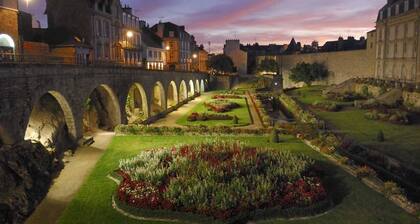 A PIED DU PORT DE VANNES - PARKING - WIFI