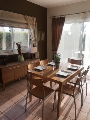 Dining - Villa Lesbos is a lovely spacious 2 bedroom villa with a private pool near Beach (Peyia)