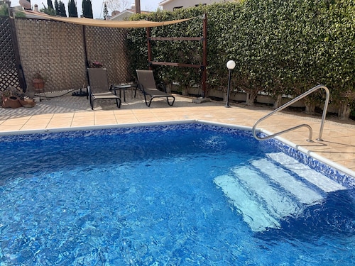 Villa Lesbos est une belle villa spacieuse de 2 chambres avec une piscine privée près de la plage