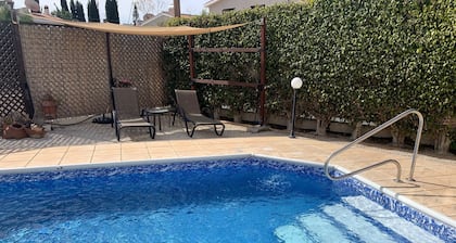 Villa Lesbos est une belle villa spacieuse de 2 chambres avec une piscine privée prÚs de la plage