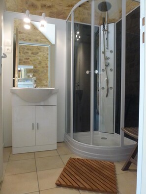 Bañera, secador de pelo y toallas