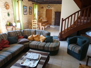 Tv, eldstad, dvd-spelare och ett bordtennisbord