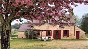 A stone house with a red-tiled roof, a wooden pergola, and a grassy lawn. - Very good location! Character house with private access to the river  (Vitrac)