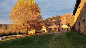A rural landscape with a large tree, stone buildings, and a clear sky. - Very good location! Character house with private access to the river  (Vitrac)