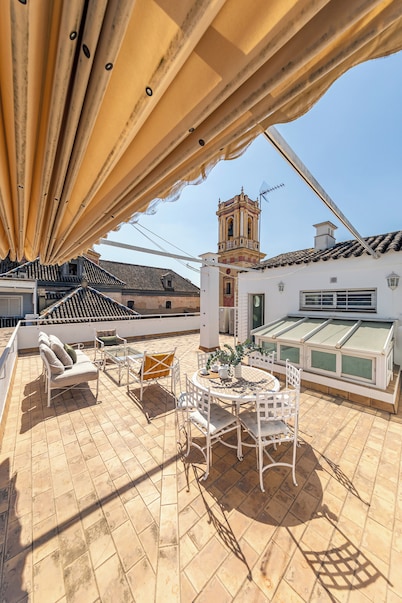 Casa de lujo en el histórico centro de Sevilla, amplia terraza
