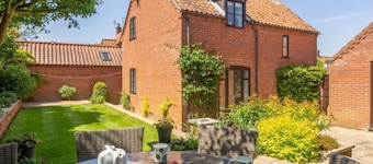 Moderne villa indrettet i en lav nøgle ved havet stil