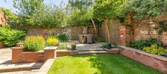 Casa unifamiliar moderna decorada en un estilo bajo de playa