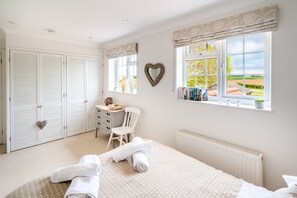 5 bedrooms, iron/ironing board, internet, bed sheets