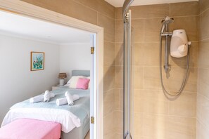 5 bedrooms, iron/ironing board, Internet, bed sheets
