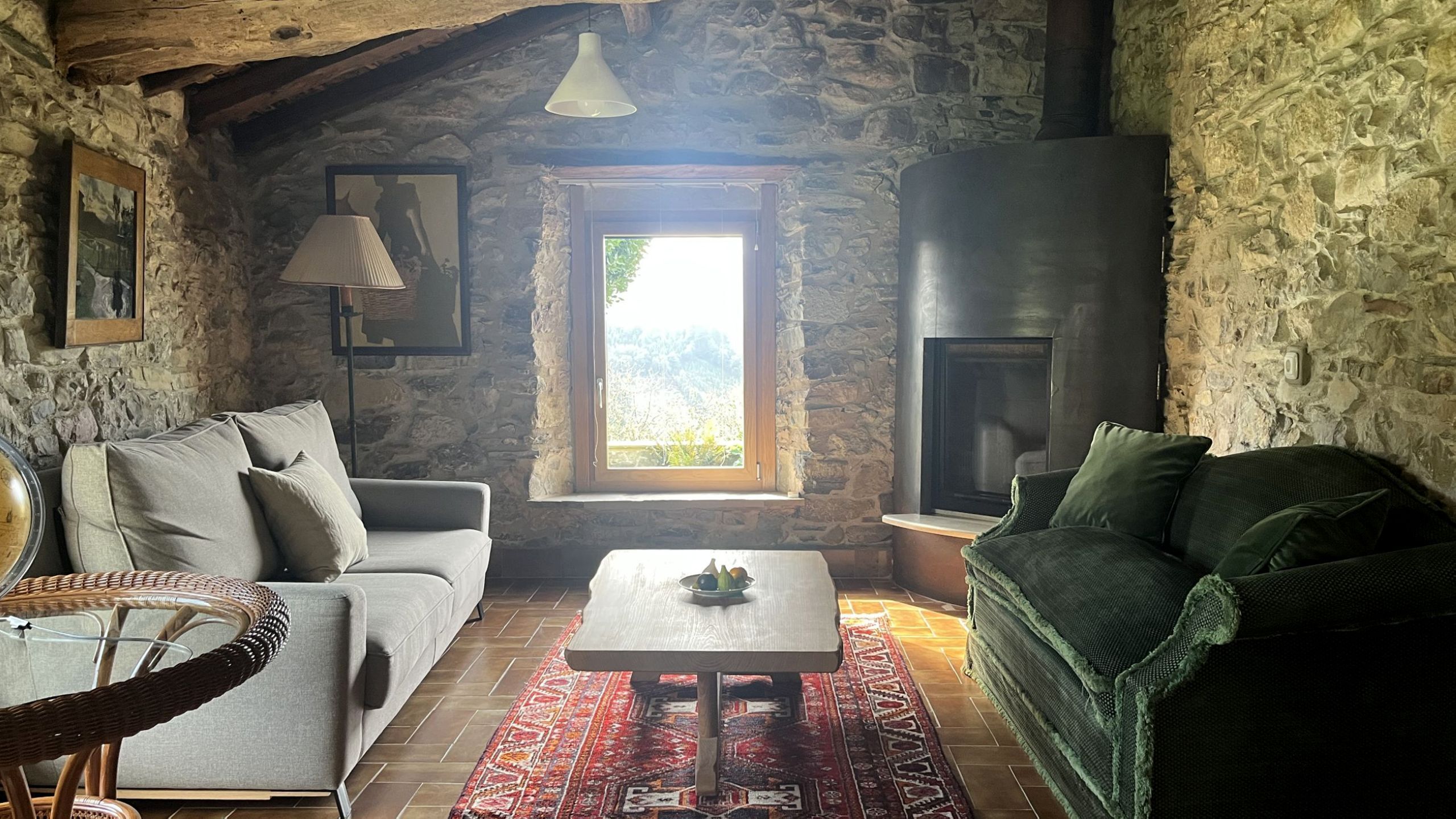 Televisión, chimenea y libros 