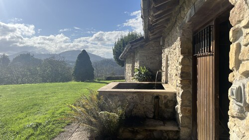 Unabhängiges Bauernhaus mit Blick auf den Kamm von Amboto mit WIFI