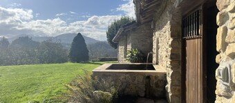 Etxetxobarri, independent farmhouse with views of the Anboto ridge.