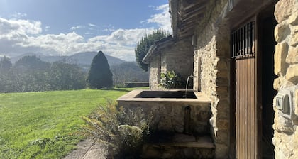 Etxetxobarri, independent farmhouse with views of the Anboto ridge.