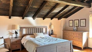 3 bedrooms, travel cot, WiFi, bed sheets