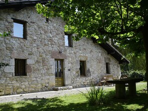 Exterior - Etxetxobarri, independent farmhouse with views of the Anboto ridge. (Mallabia - bizkaia)