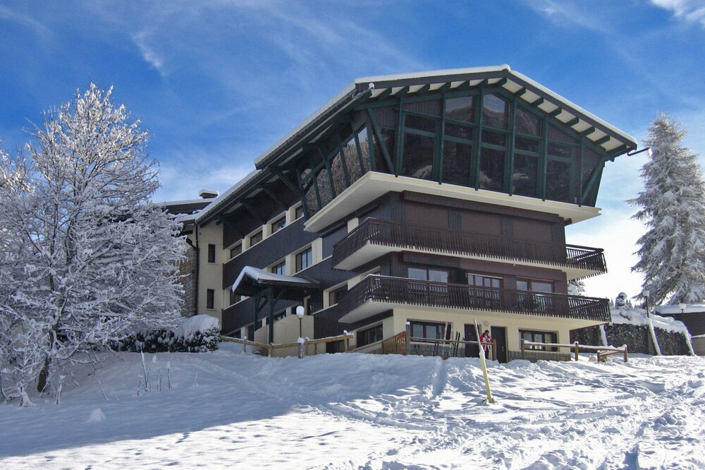 Self catering ski-in/ski-out Studio Marg - right on Chavannes piste in Les Gets