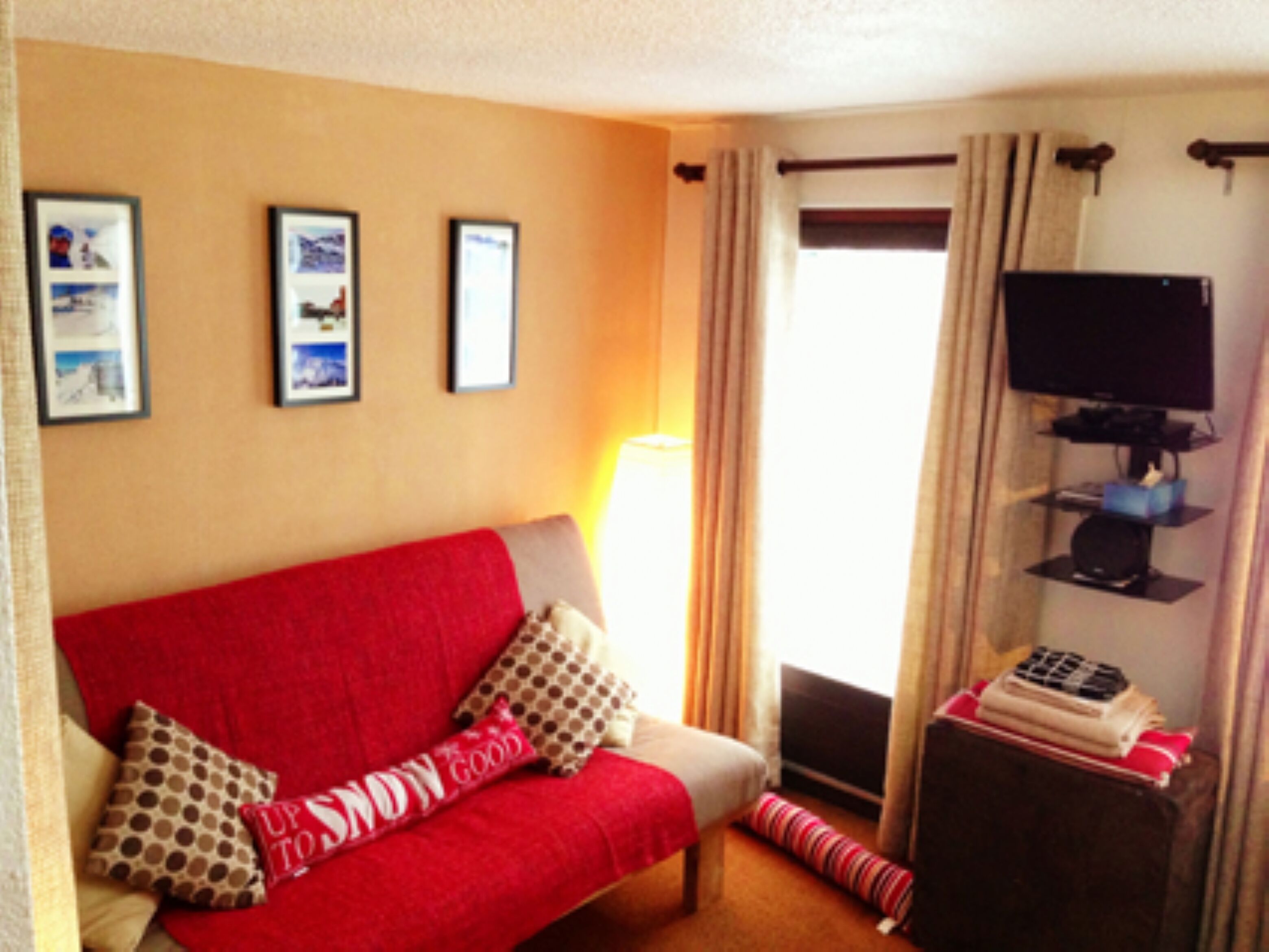 Self catering ski-in/ski-out Studio Marg - right on Chavannes piste in Les Gets