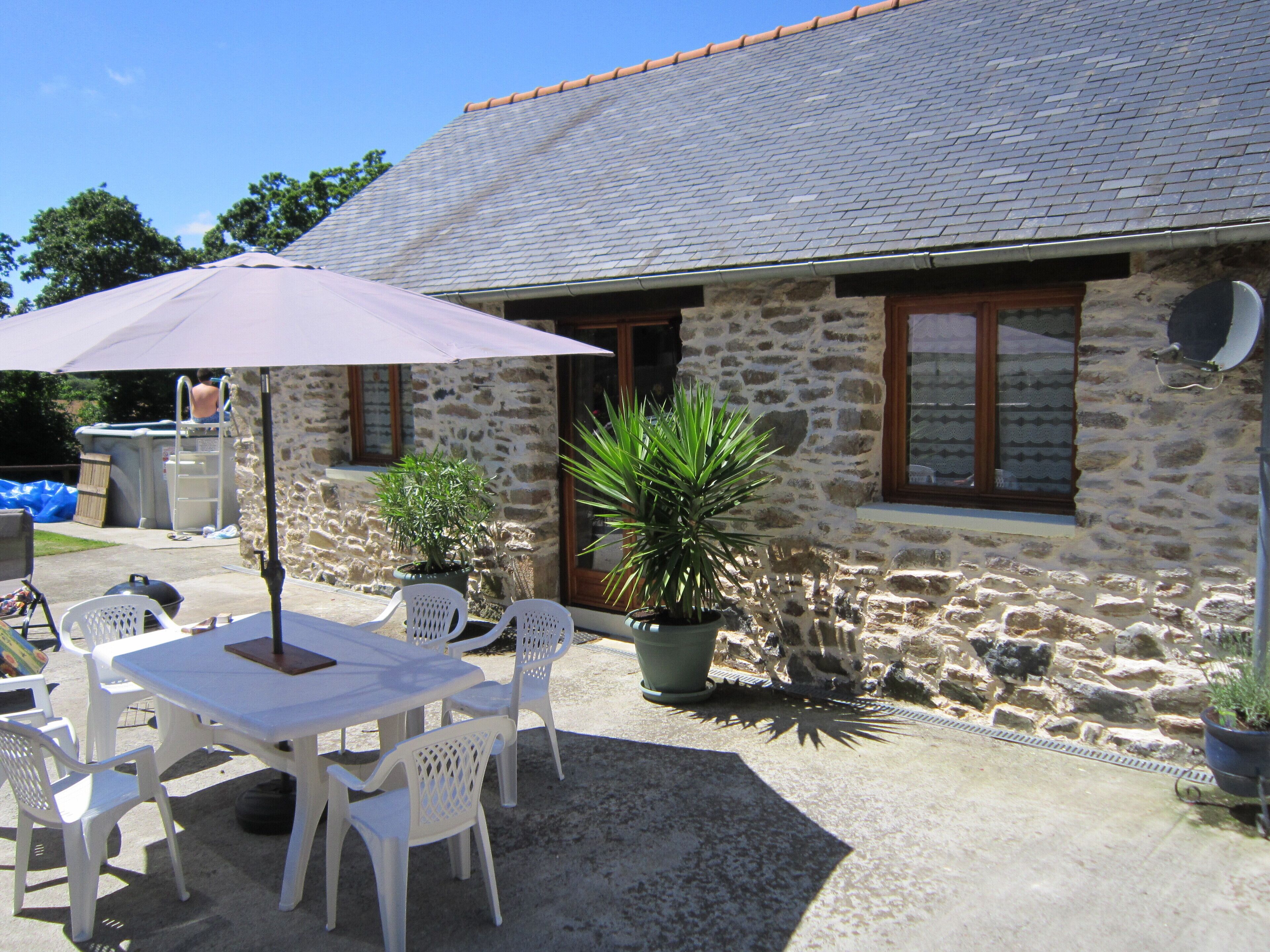 Spacious Cottage, Private Pool, Barbeque, Gardens and Patio, WIFI, TV