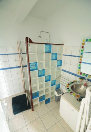 Shower, towels, toilet paper - Apartment/ flat - RIVIERE SALEE (Rivière-Salée)