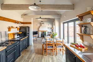 Microwave, dishwasher, coffee/tea maker, high chair - The Old Butcher's Stores, Heacham, Norfolk (Heacham)