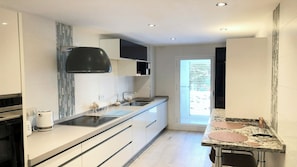 Réfrigérateur, four à micro-ondes, un four, surface de cuisson