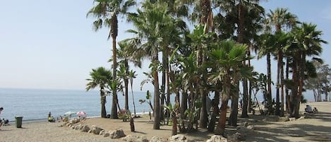 På stranden