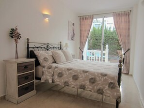 2 chambres, coffres-forts dans les chambres, fer et planche à repasser